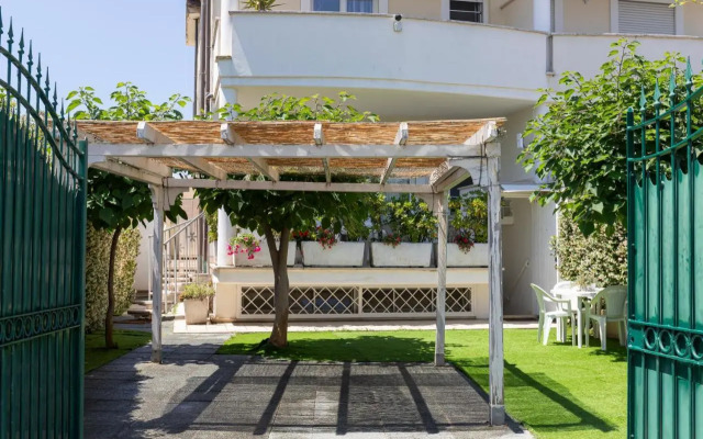 Nice villa only 100m from the beach