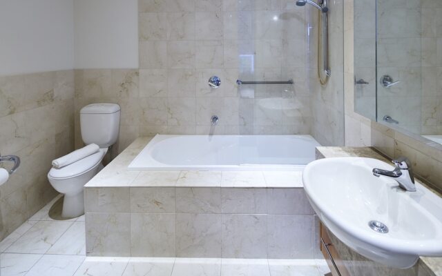 Apt Walking Distance to MCG & Epworth Hospital