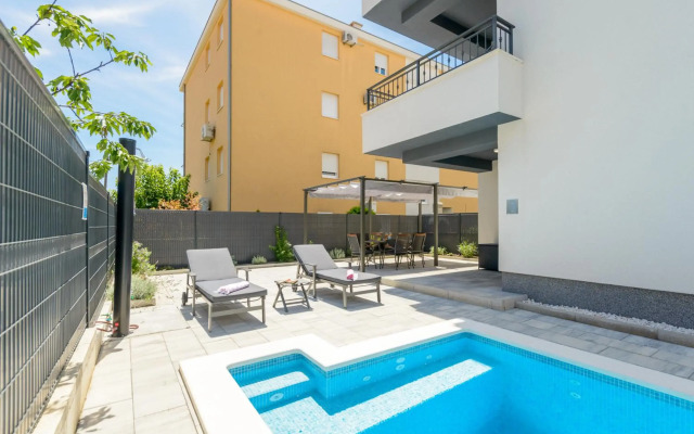 NEW apartment with POOL near center WITH 2 PARKING