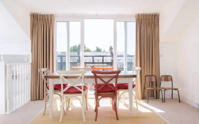 Spacious 3 bedroom flat with terrace