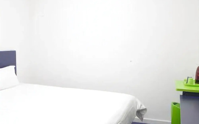 Huayi Hotel (Yantai Yuhuangding South Street)