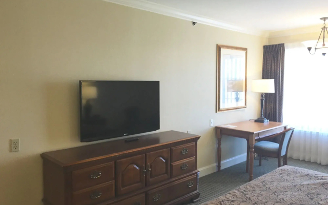 Cow Hollow Inn & Suites