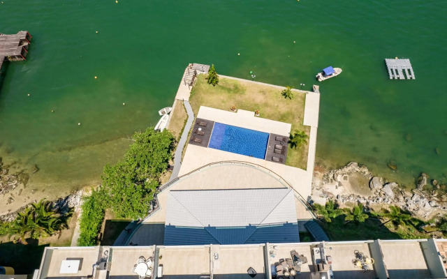 Venha curtir essa maravilha! Frente para o mar!