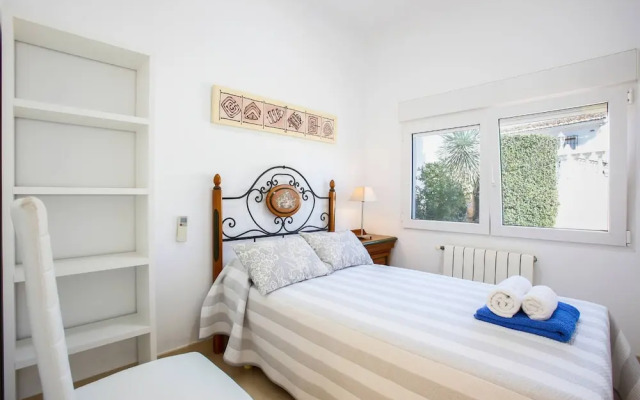 Private Pool, Garden, Barbecue and Beach Nearby