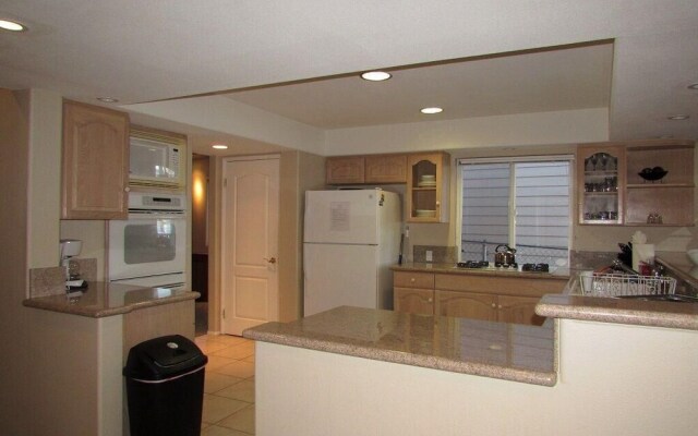 032 - Lakefront Village Escape