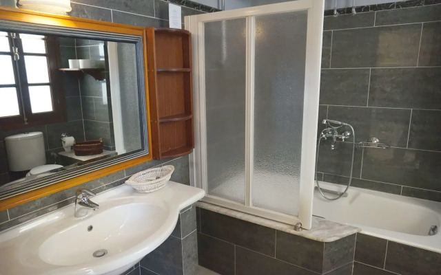 Faros Suites - Adults Only