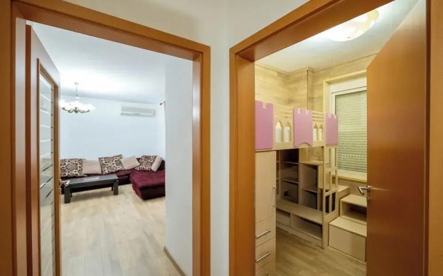 Tirent Apartment - Spacious 2-Bedroom Stay Near Liqeni i Thatë