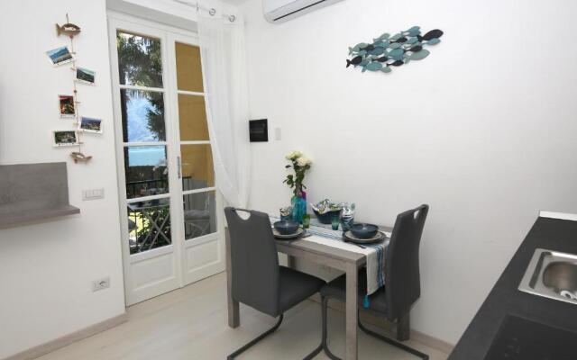 Apartment A lago, private beach and parking