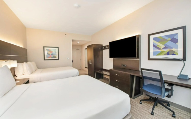 Holiday Inn Express & Suites Delafield by IHG