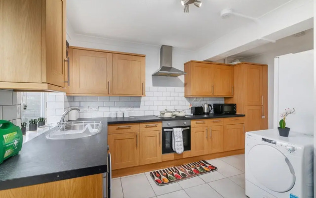 Spacious 4-bedroom Family Home Near Wembley