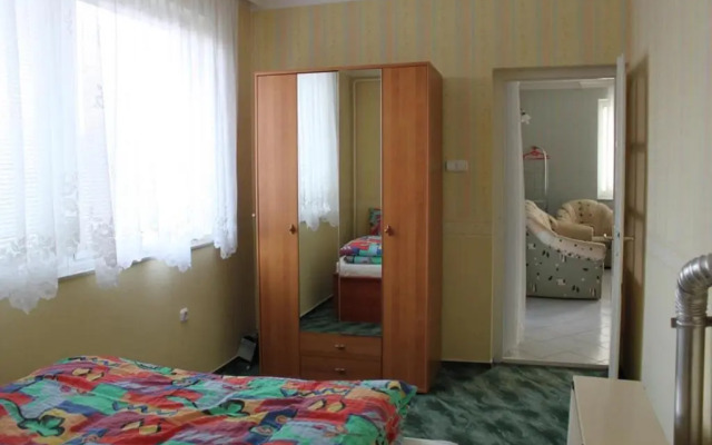 Pine Wood Apartment 5