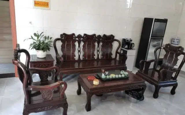 Huangjiaxiaoyuan B & B