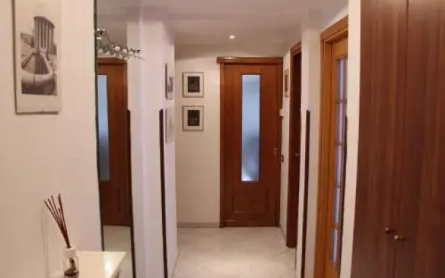 Lovely 2-Bedroom Rental Unit, 5 Minutes From Metro