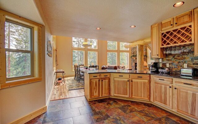 Grand Moose Lodge 3 Bedroom Home by RedAwning