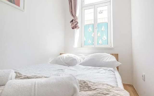 6BR Apt with Garden near Danube