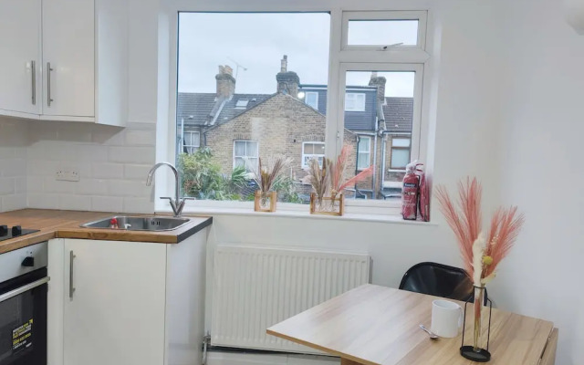 2-bed Flat Near Park in Central London