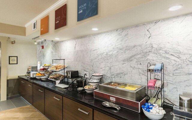 Econo Lodge Inn & Suites East