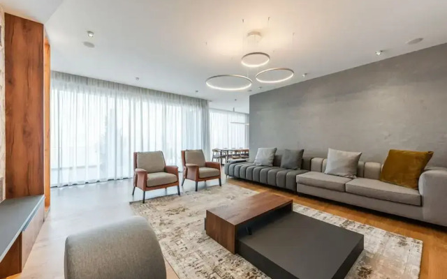 Villa Serenity Luxury Lakeside Manor