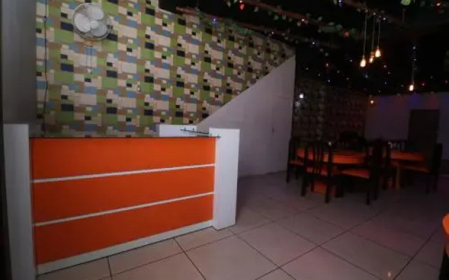 OYO 28090 Cocktail Hotel