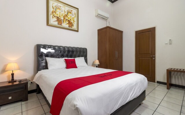 RedDoorz Plus near Riau Street 2