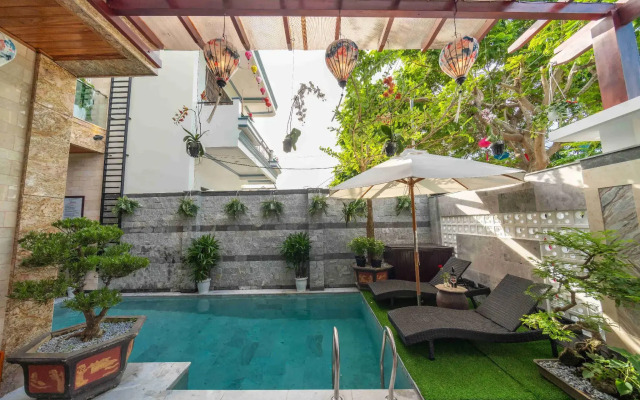 The Lake Hoian Hotel