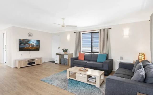 Spacious 3-bed Home With Large Balcony