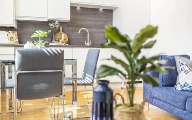 Modern Two Bedroom Apartment in Hammersmith - 207a, London