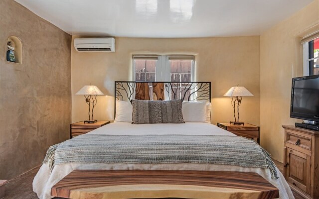 Paloma - Historic Adobe One Block To Canyon Road, Five Blocks To the Plaza, Gorgeous Furnishings, Fireplace, Hot Tub