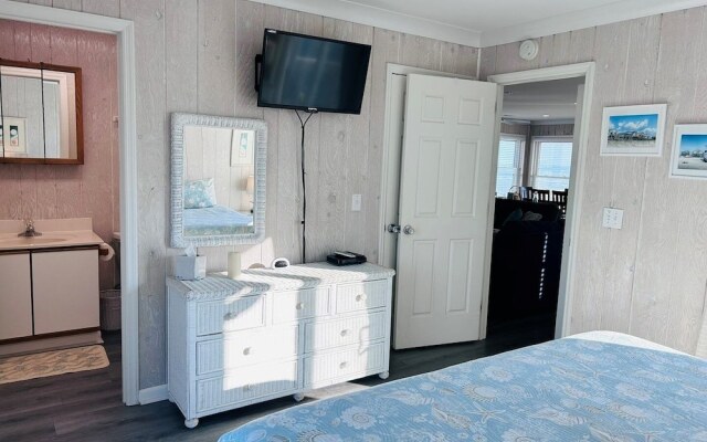 Sea It All 2 Bedroom Home by RedAwning