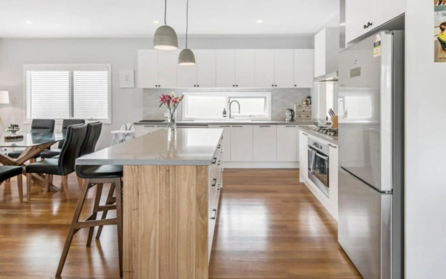 HALE KUPA Rye Beach House Spa Table Tennis