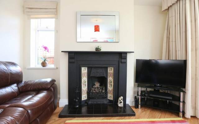 3/4 Bed House 2 Bathroom off Road Parking