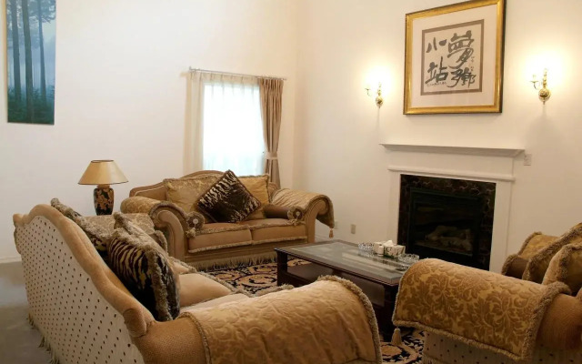 Donghu Lingang Hotel
