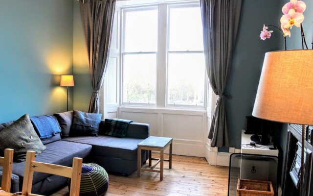 Modern Arthurs Seat Apartment
