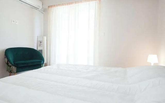 Modern 1 Bd Balcony Apt in Kato Patisia