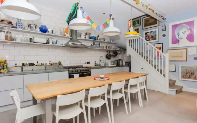 Contemporary 2 Bedroom House in Vibrant Shepherds Bush