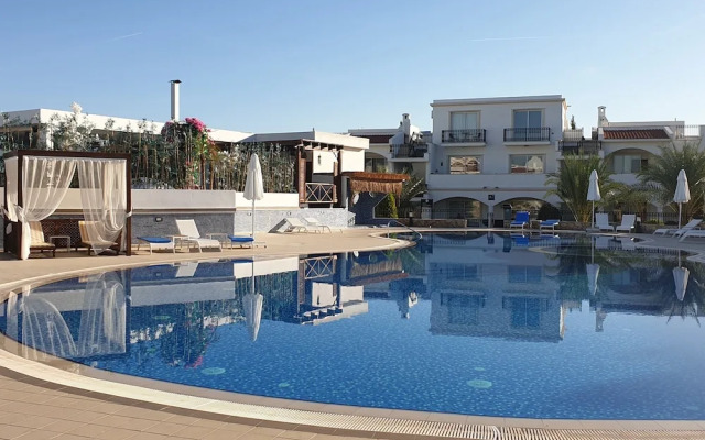 Sunny and Family Friendly Apartment Directly at the Pool