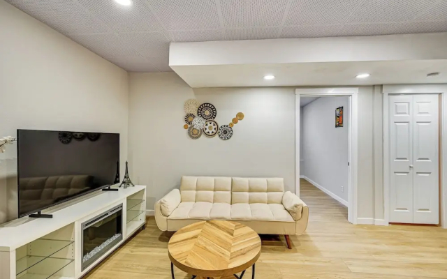 1 Mi to Puget Sound Shores: Modern Des Moines Apt!