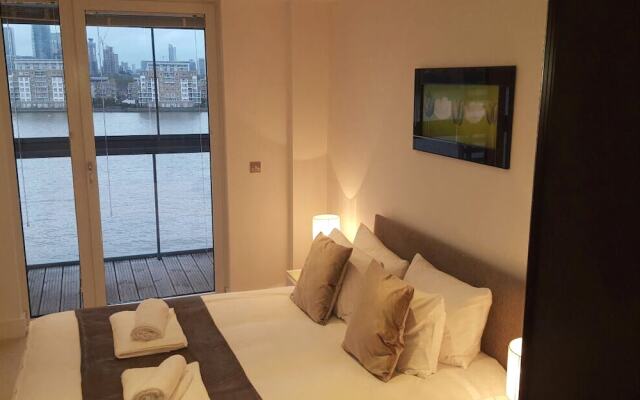 2 Bedroom Apartment on the River Thames