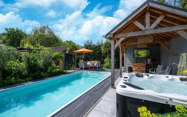 Holiday Home With Shared Pool and Bubble Bath