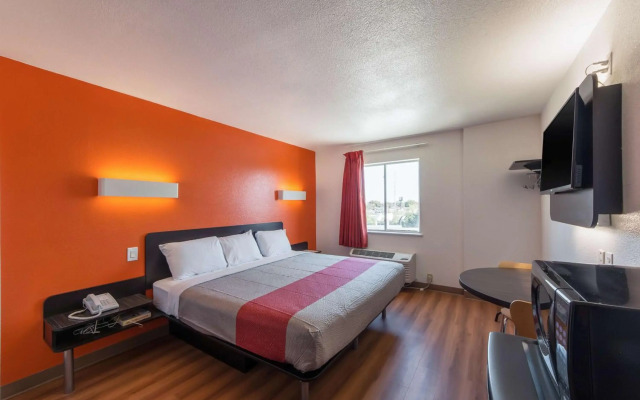 Motel 6 San Antonio, TX - Downtown - Alamo Dome