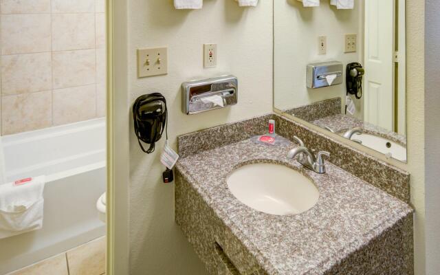 Econo Lodge East
