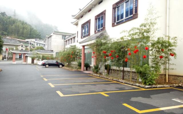 Lang Quan Holiday Hotel