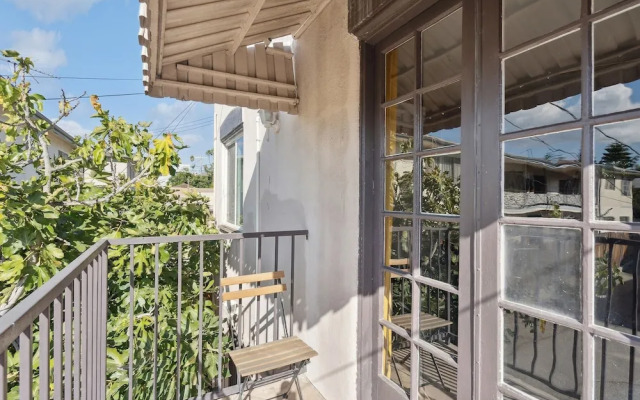 Hollywood Gem 1 Bedroom Apts by RedAwning