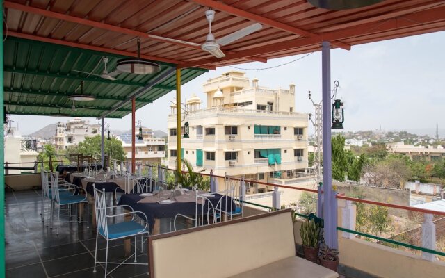 OYO 14119 Hotel Manwar