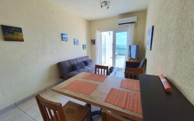 Poseidon 51 - Beachfront Two Bedroom Apartment