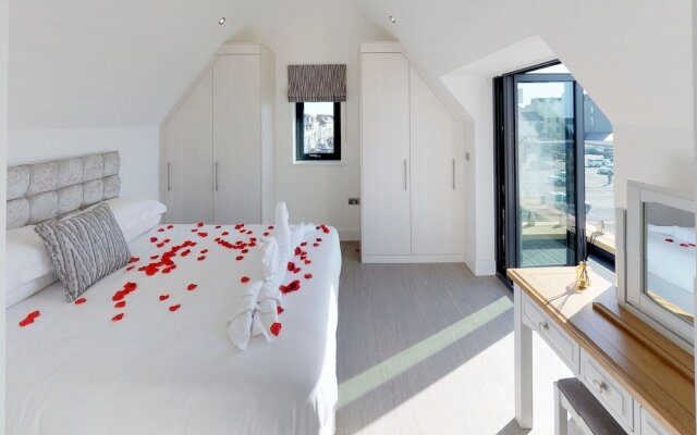 14 Waterstone House, Penthouse, Tenby