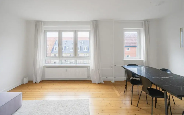 Refurbished 1-bed Close to Metro and Airport