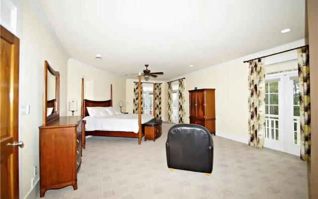 Hemingways Luxury Beach Place