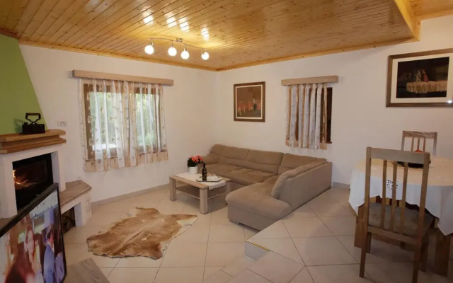 Amazing Home in Breze with Hot Tub & 4 Bedrooms