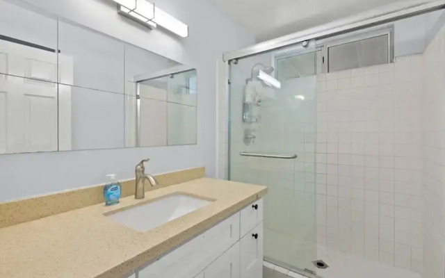 Spacious Retreat Near Iconic LA Sights